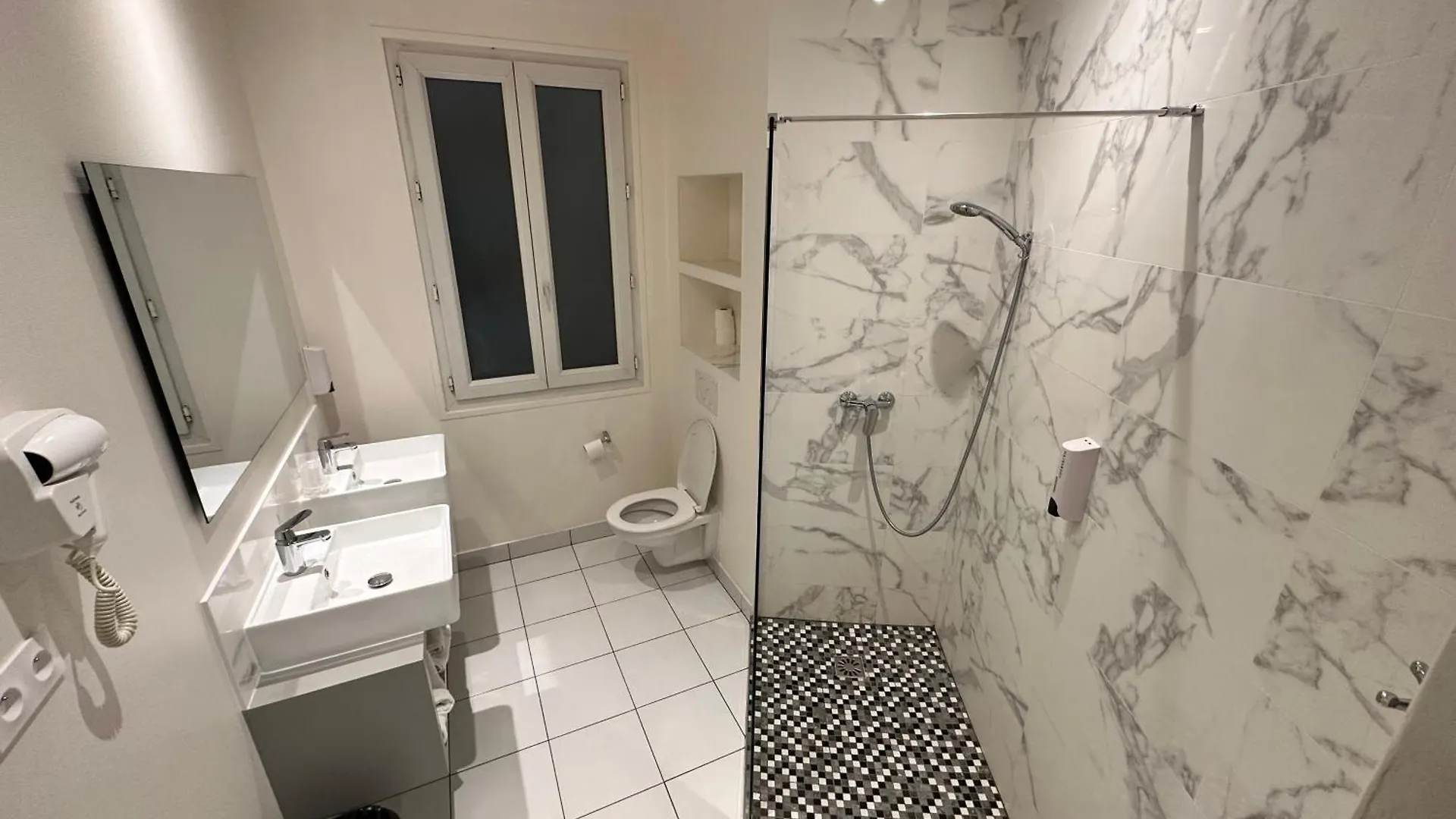 **  Hotel Richmond Gare Du Nord Paris France