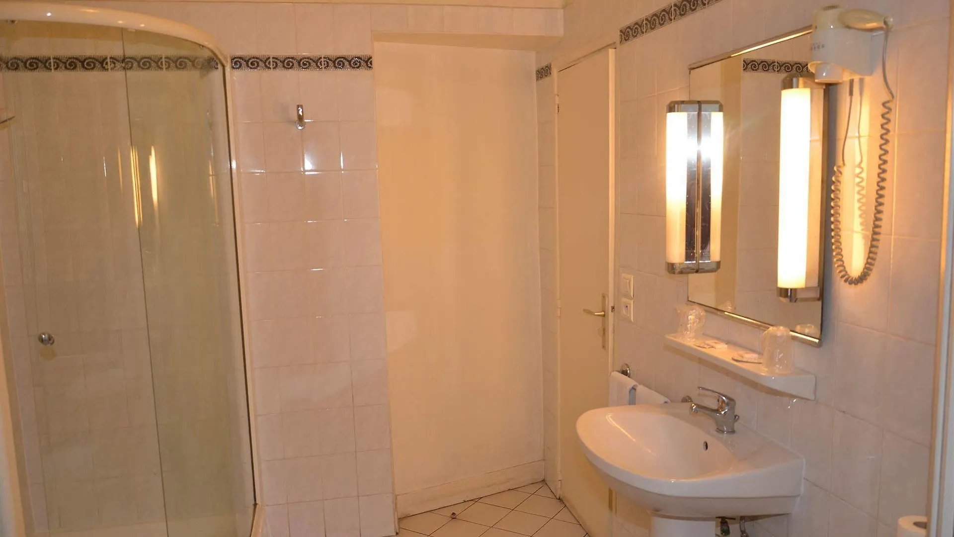 **  Hotel Richmond Gare Du Nord Paris France